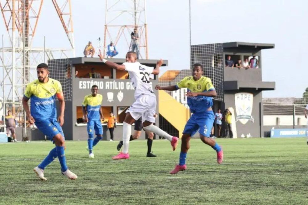 Ítalo “voando” para marcar o gol de empate do Galo em sua estreia pela equipe | Foto: João Victor Bulhak/Galo Maringá