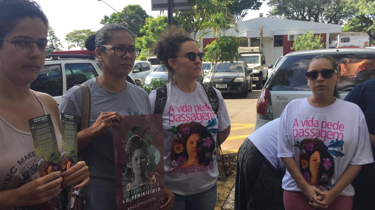 Jovens amigas de Magó, do movimento “Nenhuma a Menos” concentradas na frente da delegacia