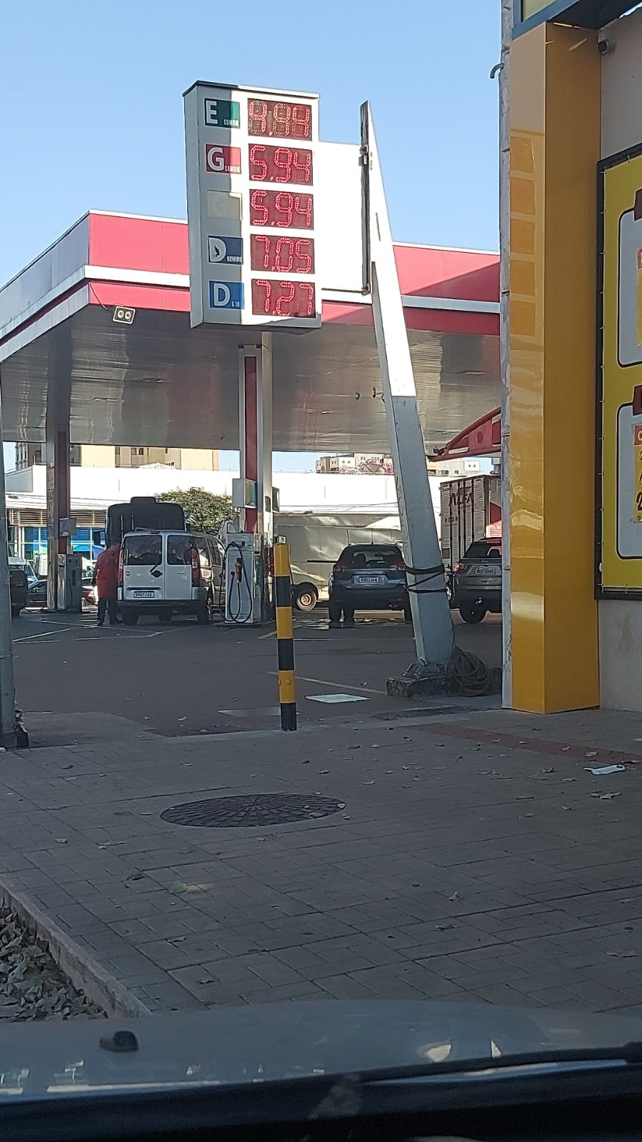 Posto de combustíveis nos cruzamentos da avenida Morangueira, em Maringá (Foto: Daniel Felipe)
