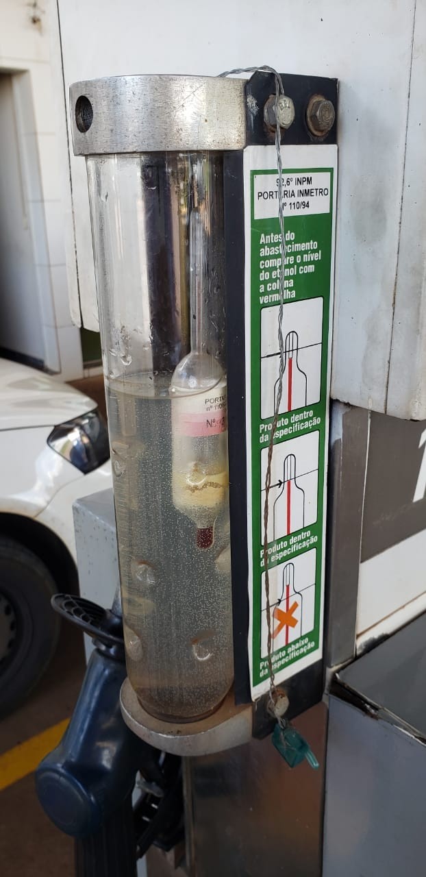 Ao chegar no local, a equipe da Polícia Civil constatou nos próprios medidores das bombas que existia água no meio do etanol - Foto: Polícia Civil