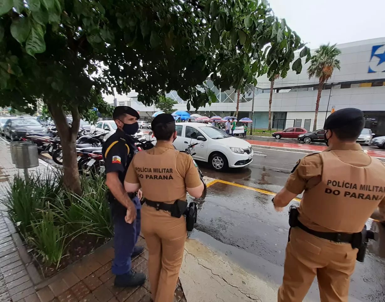 Policiais Militares e Guarda Municipal pediram a liberação da Avenida que estava bloqueada por colaboradores da empresa  (foto: Prefeitura de Maringá/divulgação)