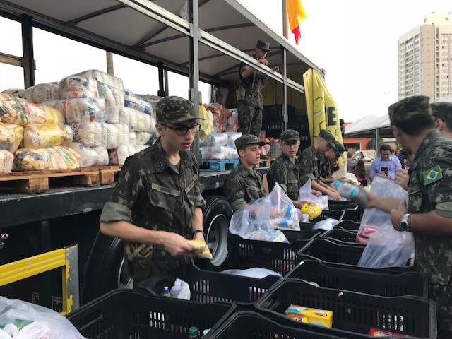 Soldados do Tiro de Guerra ajudam na arrecadação dos alimentos na Expoingá