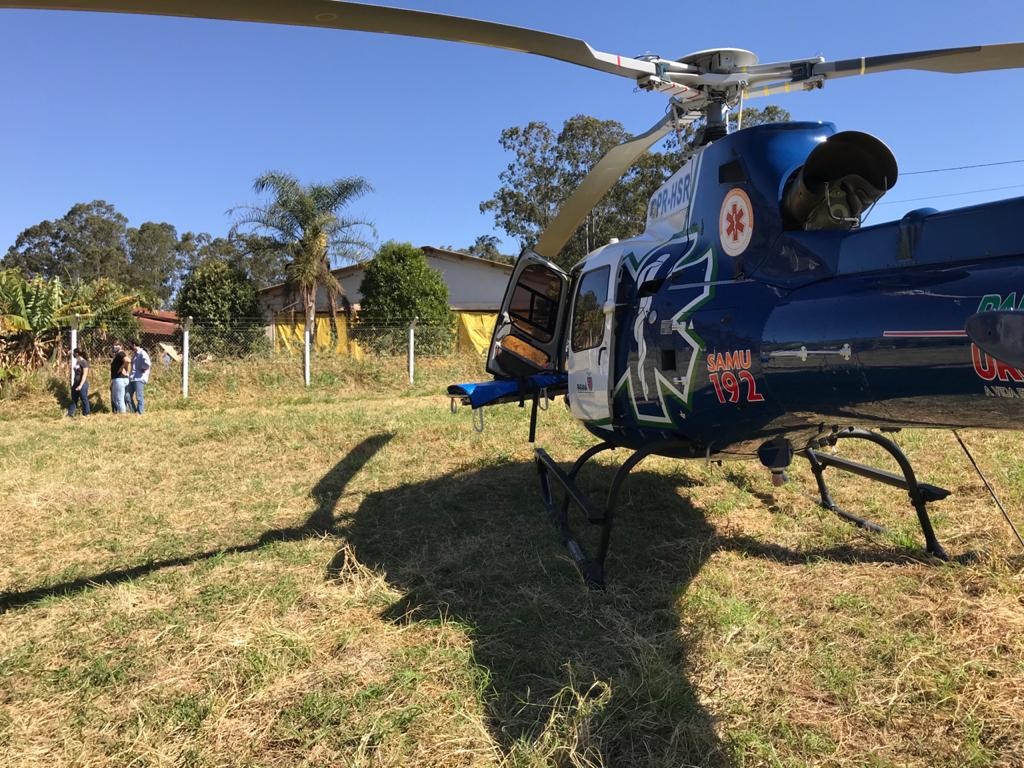 Helicóptero do Samu pousou na propriedade rural para fazer o resgate do trabalhador – Foto: Samu Aéreo