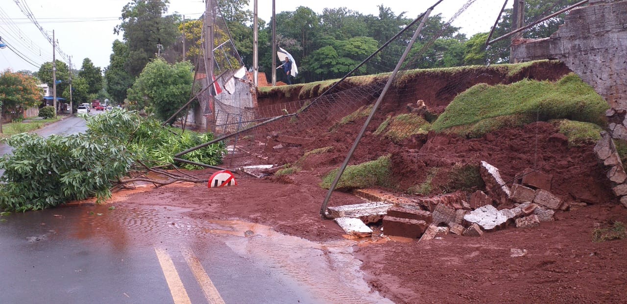 No Jardim Olímpico, um muro desabou com a força da chuva (foto: Defesa Civil)