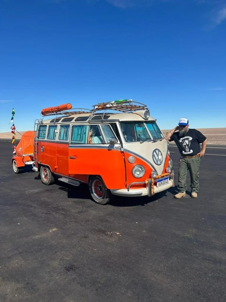 Wanderlei Saldanha, conhecido como Carnegão com sua Kombi nos Estados Unidos. Foto: Arquivo pessoal.