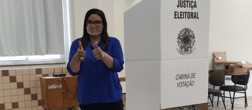 Coronel Audilene vota na Unicesumar