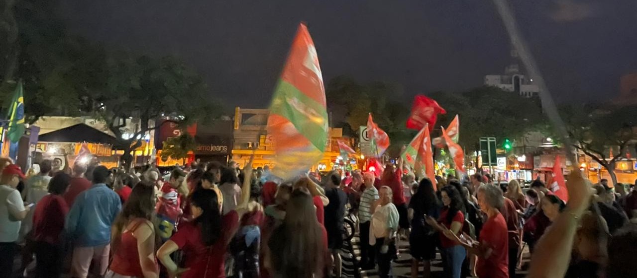 Apoiadores de Lula comemoram vitória na Praça Raposo Tavares, em Maringá 