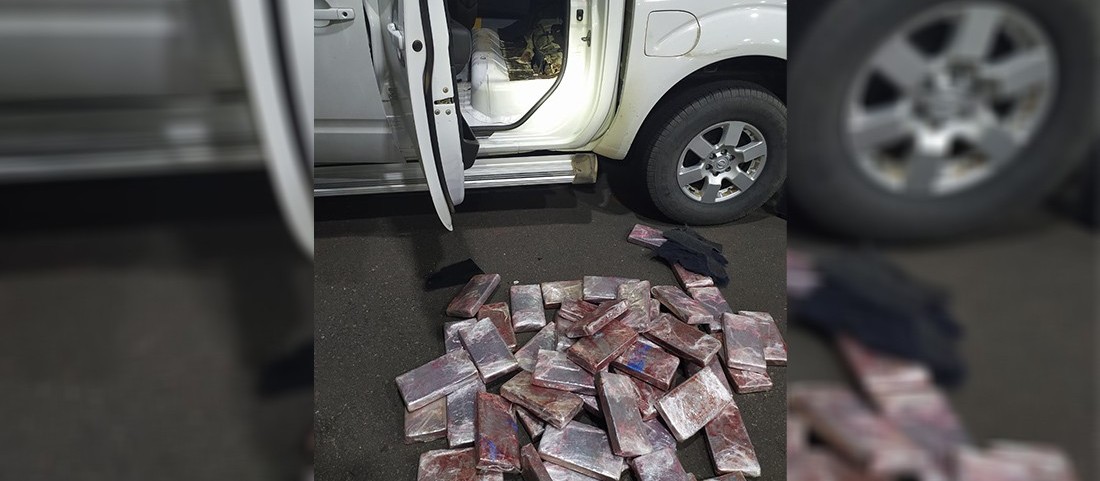Polícia apreende 64 kg de cloridrato de cocaína em fundo falso de caminhonete