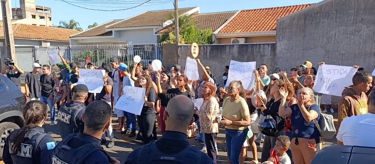 Família e amigos protestam em Sarandi após professora ser morta com mais de 30 facadas pelo ex-marido