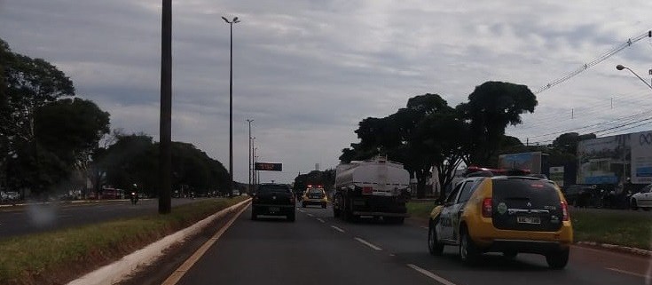 Viaturas policiais escoltam caminhão-tanque na BR-376