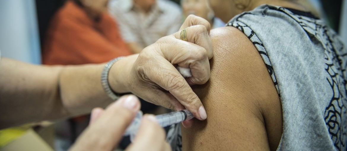 Novas doses de vacina contra a gripe serão para idosos a partir de 80 anos