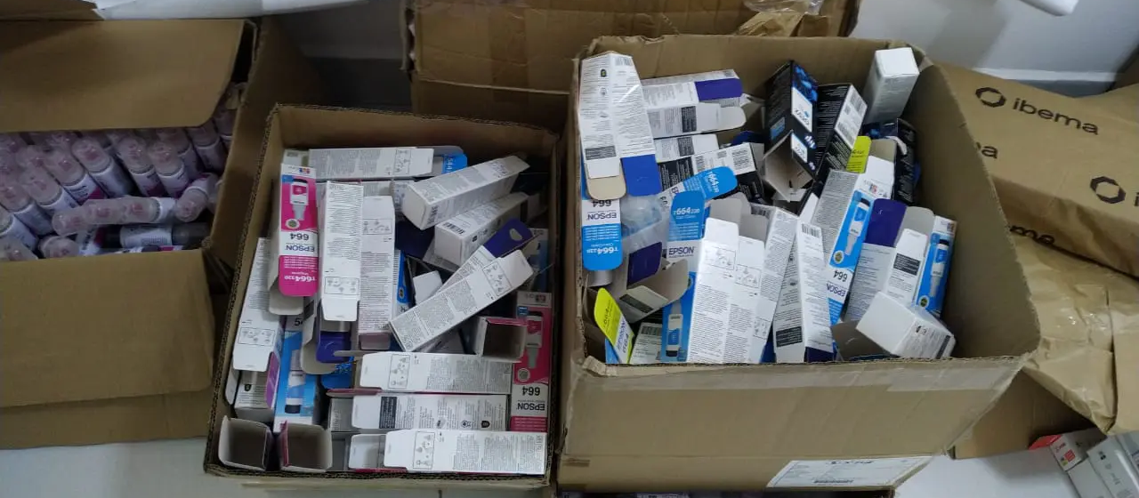 Polícia Civil fecha depósito que vendia refil de tinta de impressora ‘barata’ com embalagem adulterada em Maringá