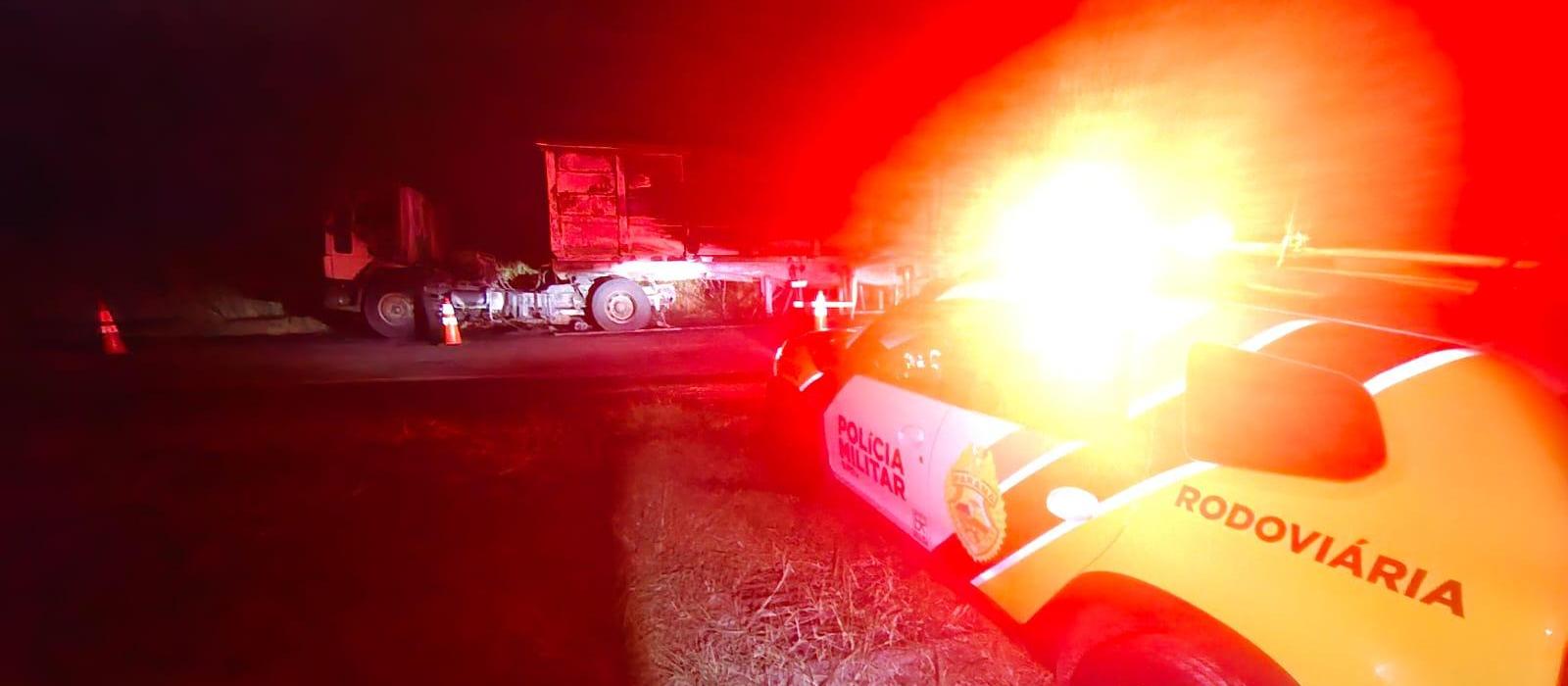 Caminhonete bate em veículo parado na rodovia e família fica ferida