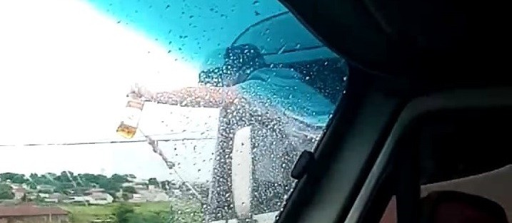 Vídeo flagra caminhoneiro ‘pendurado’ em cabine e com bebida na mão na região de Maringá