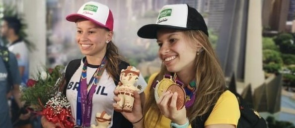 Gêmeas voltam para casa após maratona de competições no Peru e em Londres