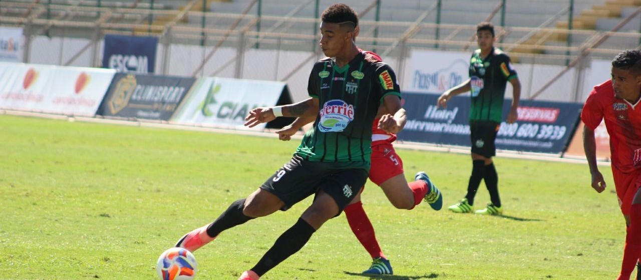 Contratado para ser goleador, atacante Alef Manga marca três na estria do Maringá FC
