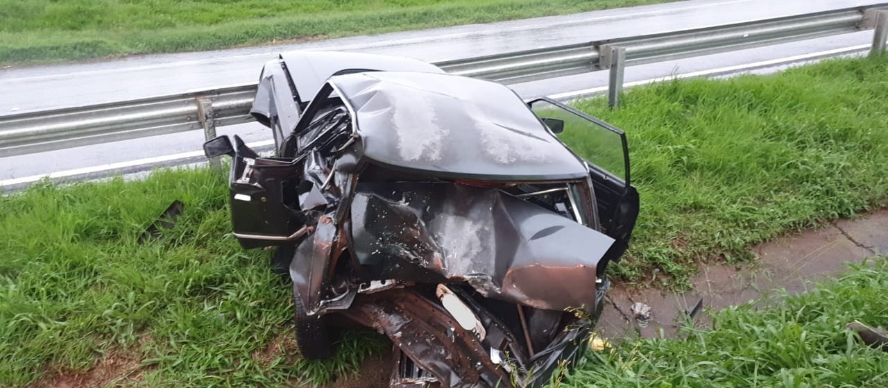 Motorista morre após parar o carro em acostamento durante chuva e ser atingido por outro veículo