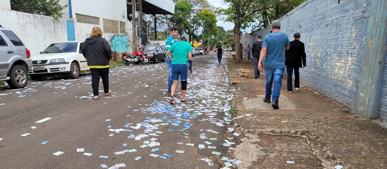 PM de Sarandi flagrou, durante a madrugada, a ação de pessoas que jogaram santinhos em vias públicas