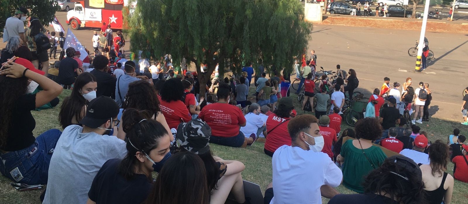 Em menor número, manifestantes contra Bolsonaro se concentraram no estacionamento do Willie Davids