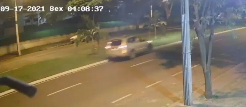 Câmera flagra motorista invadindo pista contrária e batendo em poste em Maringá