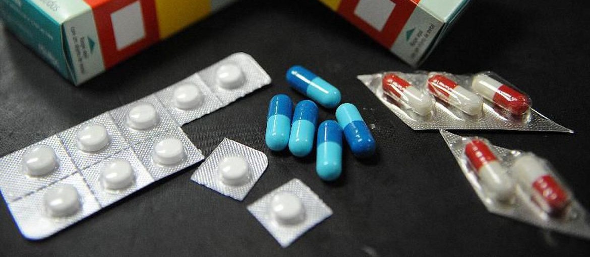 Ouvinte pergunta por que medicamentos prescritos para crianças e pacientes com suspeita de Covid são entregues no mesmo local, em Maringá