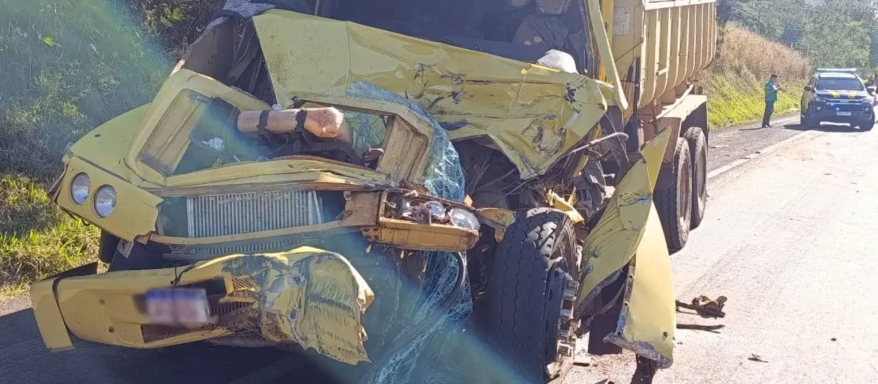 Caminhoneiro é resgatado das ferragens após grave acidente na BR-376