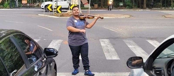 Jovem toca violino nos semáforos de Maringá e vira atração