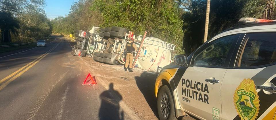 Caminhão tomba em curva na PR-323 em Tapejara