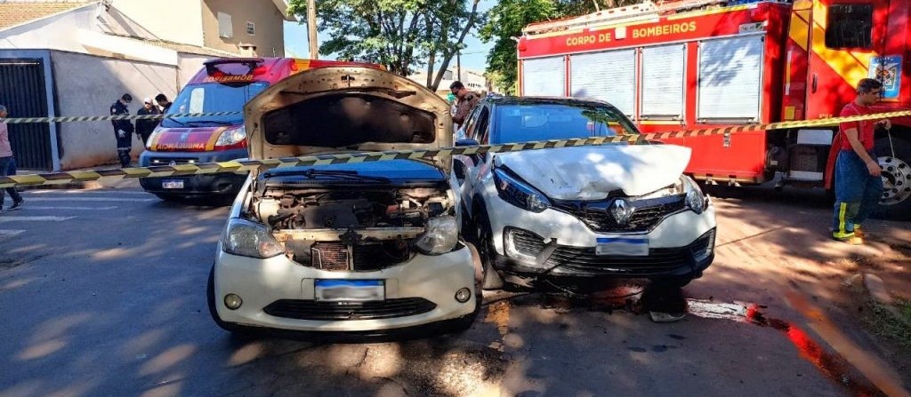 Acidente de trânsito deixa motorista preso em veículo, em Maringá