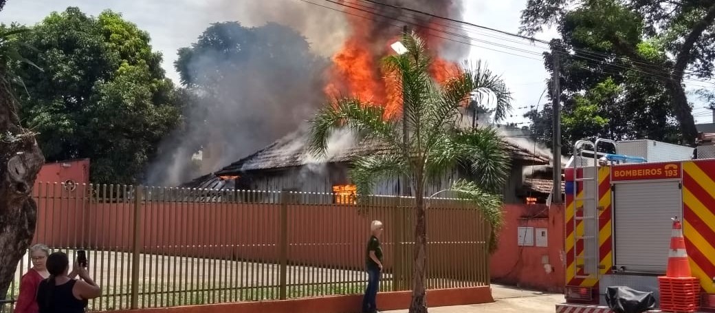 Bombeiros combatem incêndio em residência na Vila Santo Antônio 