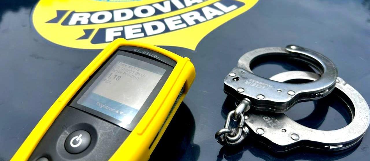 Motorista de bitrem dirige embriagado, faz zigue-zague na pista e é preso