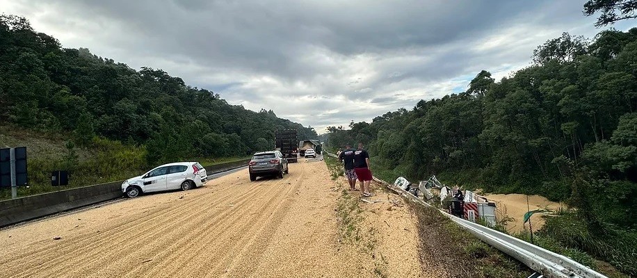 Motorista morre após caminhão de soja tombar na BR-376, na região dos Campos Gerais