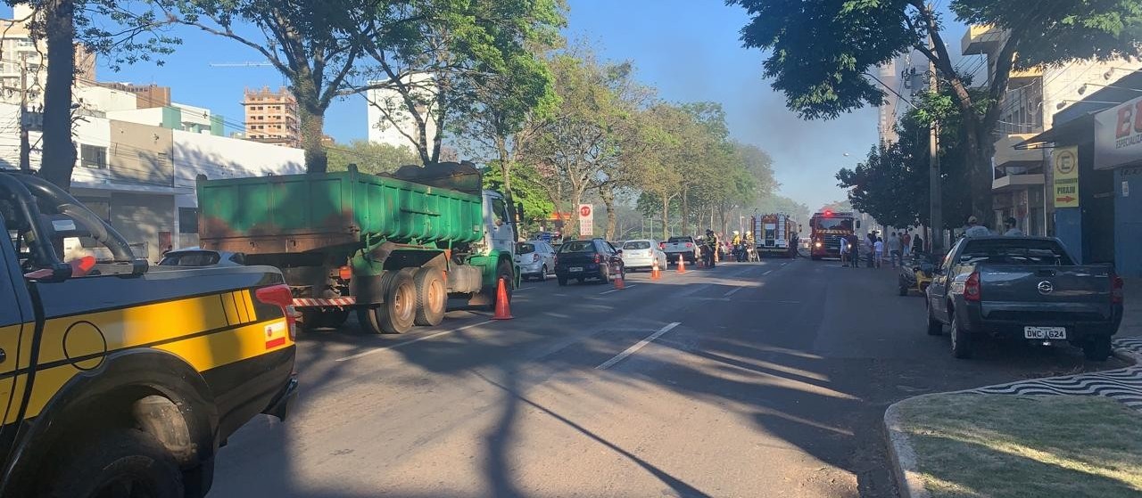 Incêndio atinge loja de artigos náuticos na Avenida Colombo