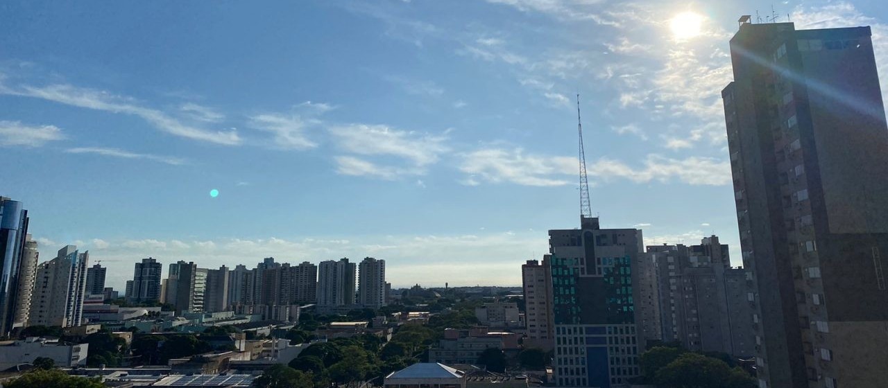 Terça-feira amanhece com céu azul e poucas nuvens, mas tempo pode mudar ao longo do dia