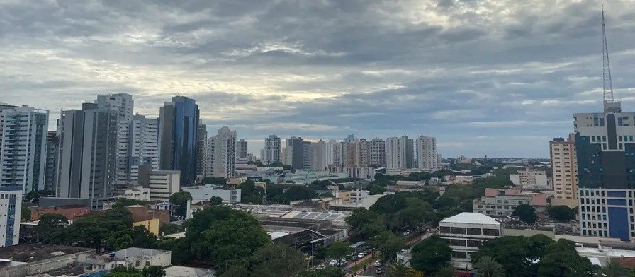 Nebulosidade e temperaturas amenas marcam a quinta-feira em Maringá