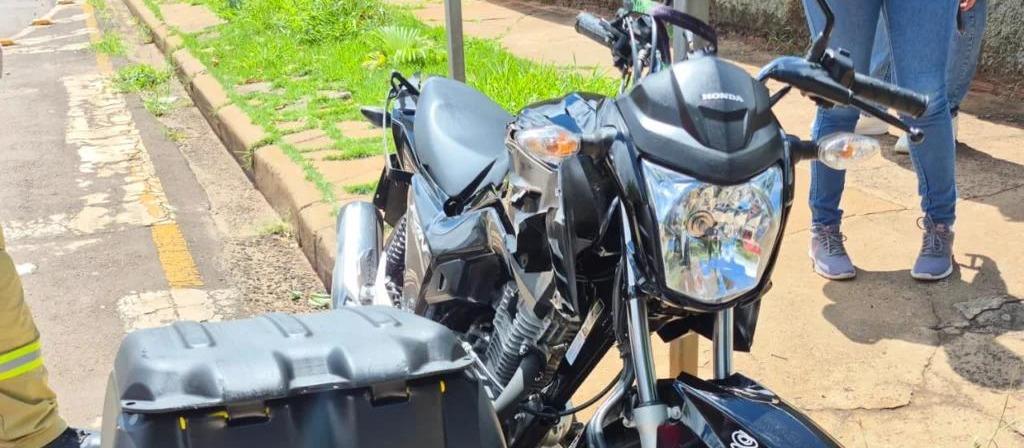 Acidente entre carro e motocicleta deixa duas pessoas feridas em Maringá