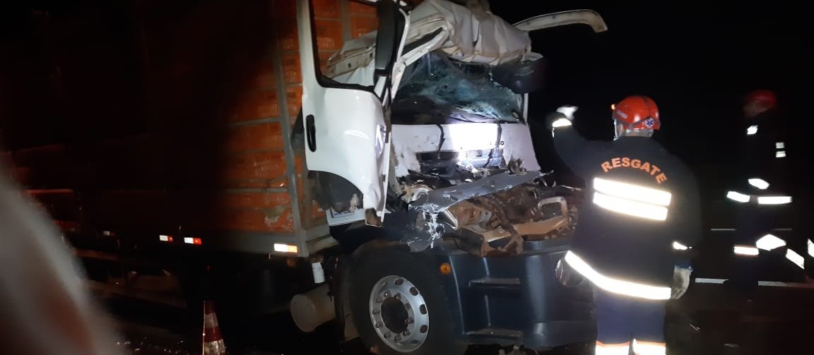 Homem morre em acidente envolvendo carreta e caminhão 