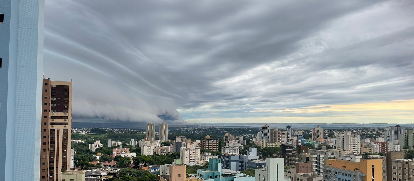 ‘Nuvem prateleira’ chama a atenção de moradores de Maringá; entenda o fenômeno