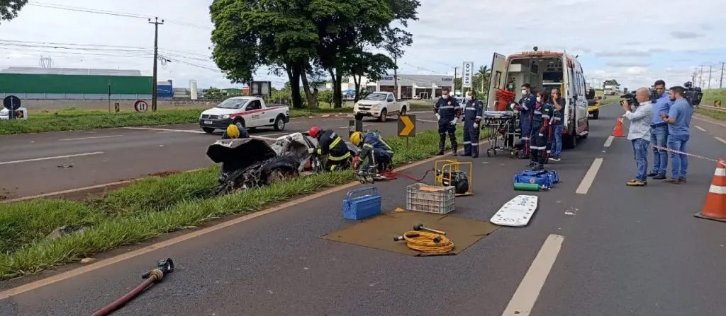 Motorista de 22 anos capota veículo e fica preso às ferragens, em Maringá