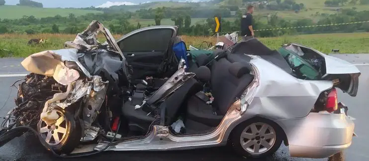 Acidente entre caminhões e carro de Maringá deixa 2 jovens gravemente feridos