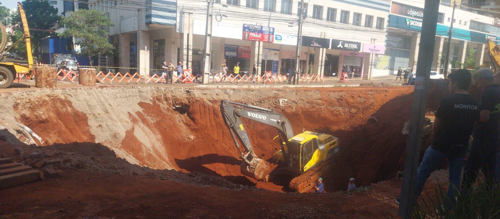 Obras de reparo seguem nesta quinta-feira (16) e nova estrutura é instalada