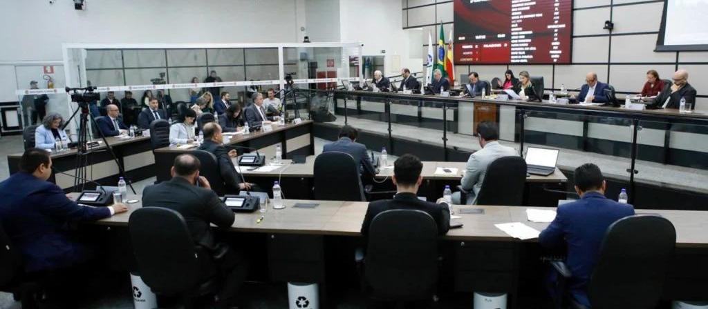 Câmara de Maringá autoriza viagem de Silvio à Colômbia por 13 votos favoráveis e cinco contrários