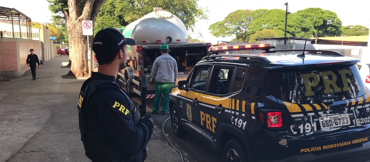 PRF escolta caminhões de GLP para dois hospitais 