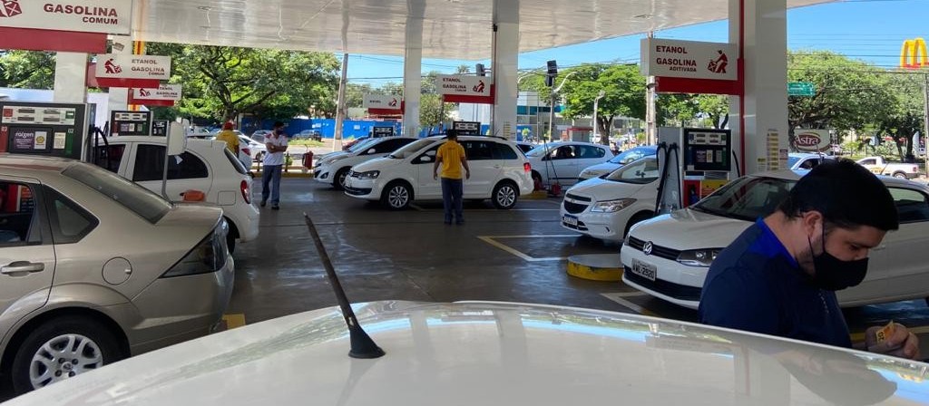 Motoristas por aplicativos protestam contra o aumento do preço do combustível em Maringá