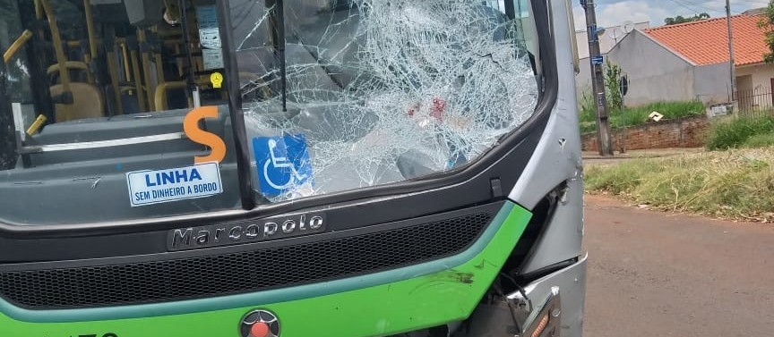 Motociclista fica em estado grave em colisão contra ônibus