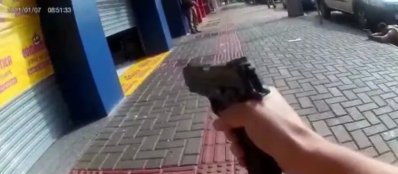 Vídeo mostra policiais prendendo ladrões e sendo aplaudidos por reféns em assalto em Campo Mourão 