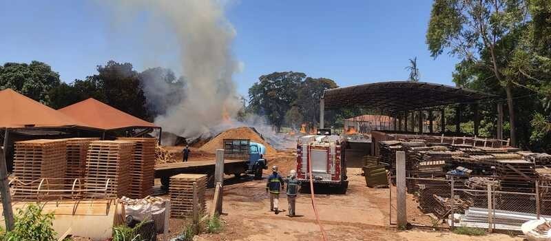 Incêndio atinge indústria de paletes de madeira em Paiçandu