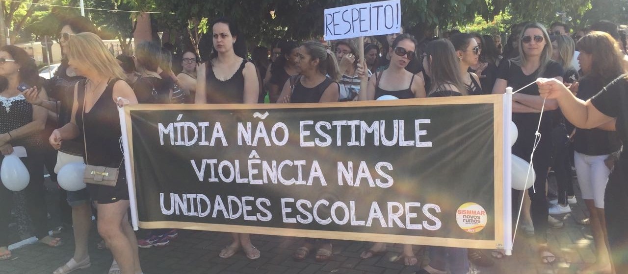 Profissionais da educação protestam em Maringá