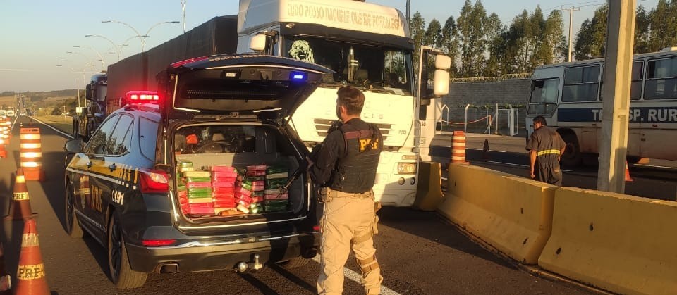 Caminhão transportava 127 quilos de pasta base de cocaína