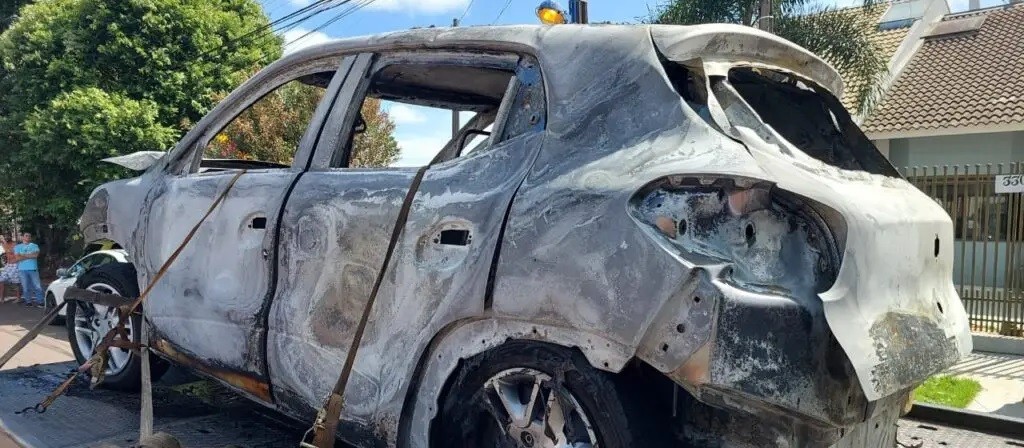 Carro encontrado incendiado foi usado em assassinato no Jardim Alvorada; vítima é identificada